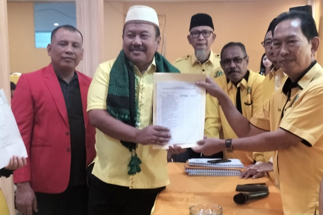 Menggunakan Songkok ala Bahlil Ali Mufthi Daftar Ketua Golkar Jatim dengan 41 Dukungan