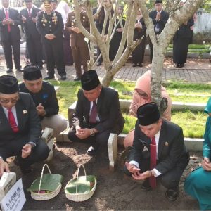 Hari Jadi ke 732 Kab. Mojokerto Pejabat Pemkab Mojokerto Ziarah Kubur Mantan Bupati Hari Jadi ke 732 Kab. Mojokerto Pejabat Pemkab Mojokerto Ziarah Kubur Mantan Bupati
