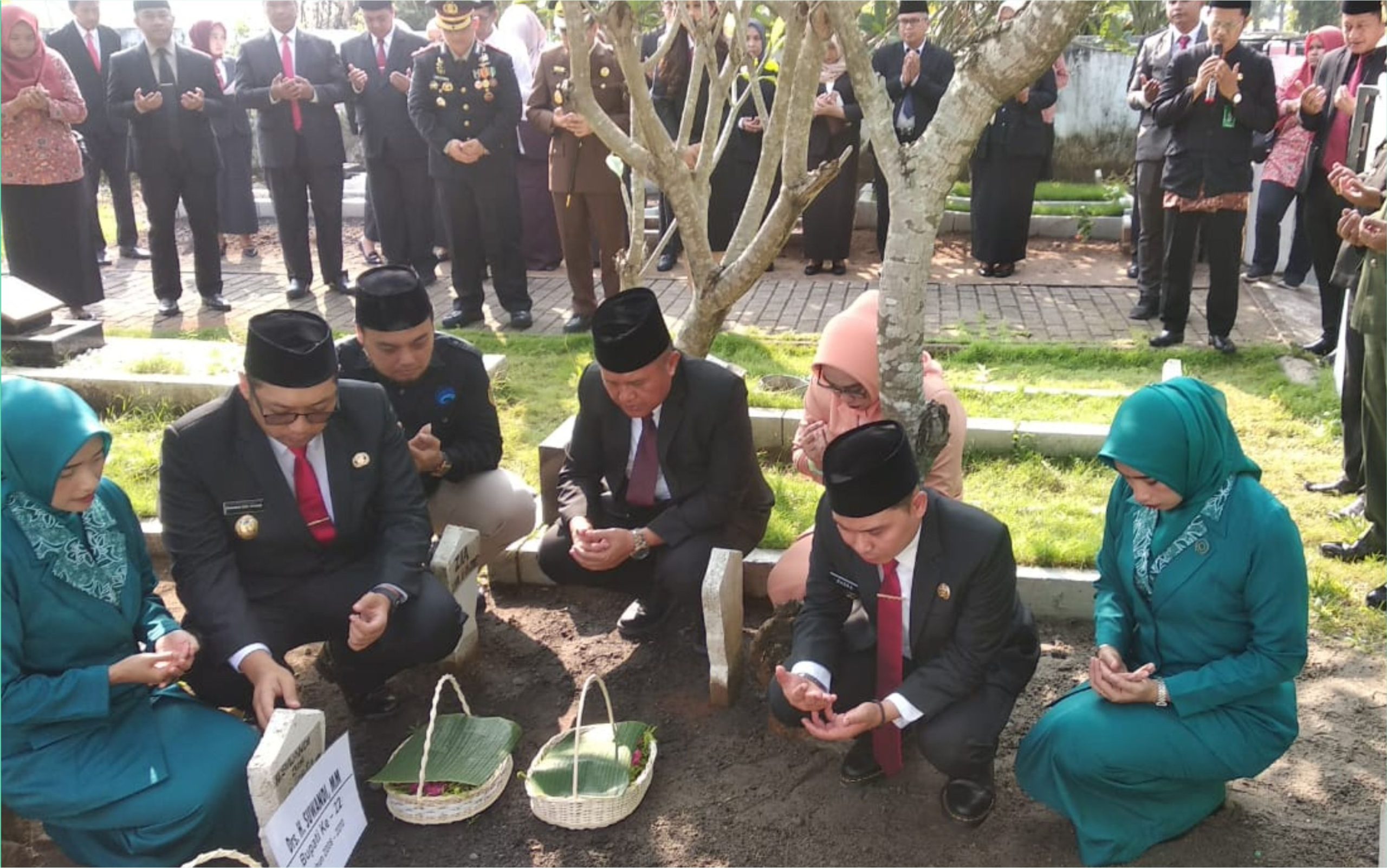 Hari Jadi ke 732 Kab. Mojokerto Pejabat Pemkab Mojokerto Ziarah Kubur Mantan Bupati