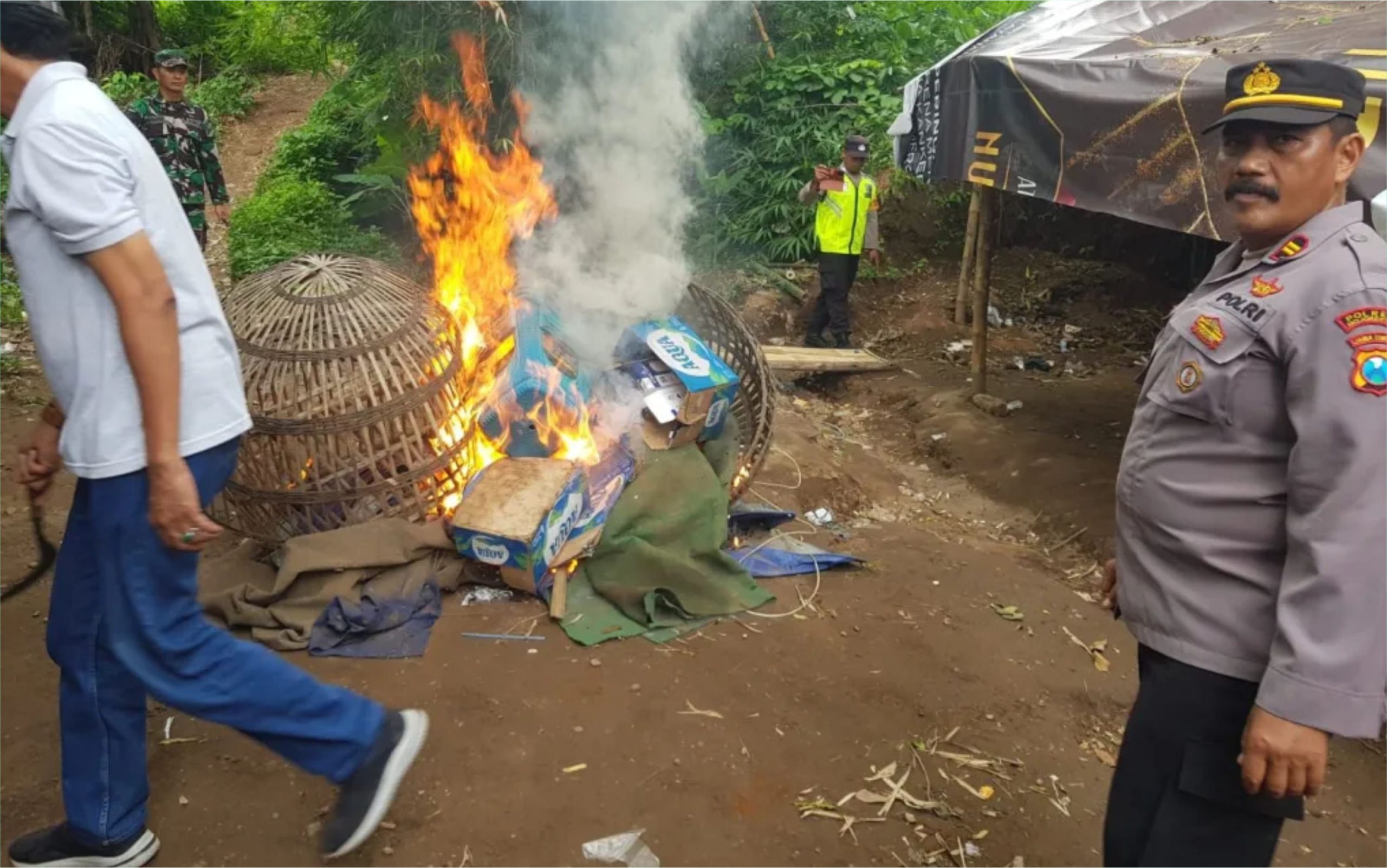 Polres Mojokerto Gerebek dan bakar Arena judi sabung Ayam di Trowulan-Mojokerto