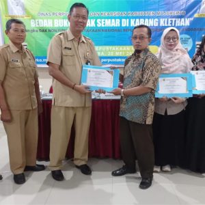 Kadis Perpustakaan Kabupaten Mojokerto Bedah Buku Jejak Semar di Karang Kletak Kadis Perpustakaan Kabupaten Mojokerto Bedah Buku Jejak Semar di Karang Kletak