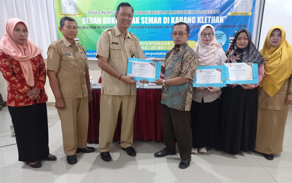 Kadis Perpustakaan Kabupaten Mojokerto Bedah Buku Jejak Semar di Karang Kletak