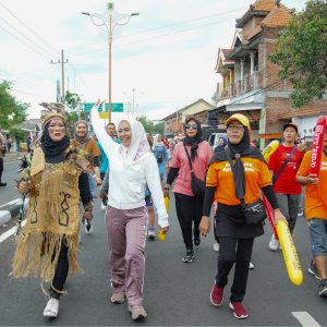 Peringati Hari Buruh Sekitar 8 000 Pekerja di Kota Mojokerto Gelar Jalan Sehat Massal Peringati Hari Buruh Sekitar 8 000 Pekerja di Kota Mojokerto Gelar Jalan Sehat Massal