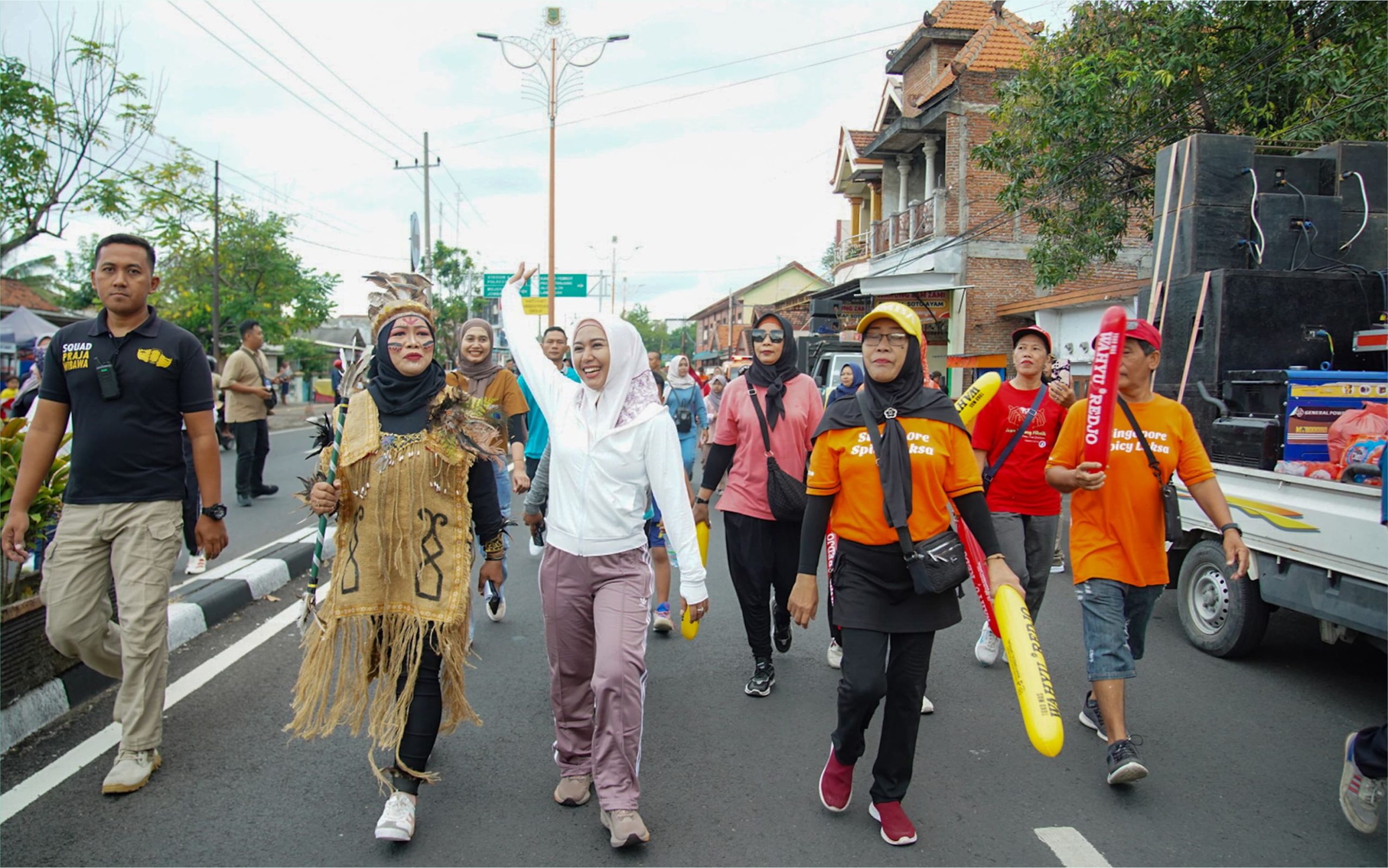 Peringati Hari Buruh Sekitar 8 000 Pekerja di Kota Mojokerto Gelar Jalan Sehat Massal