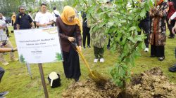 Ketua Dewan Kehormatan Muslimat NU dan Jajaran Tanam Pohon Maja di IKN 