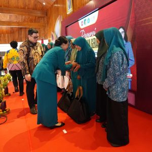 Penghargaan dari Mbak Cicha, Tali Asih untuk Kader PKK yang Setia Mengabdi