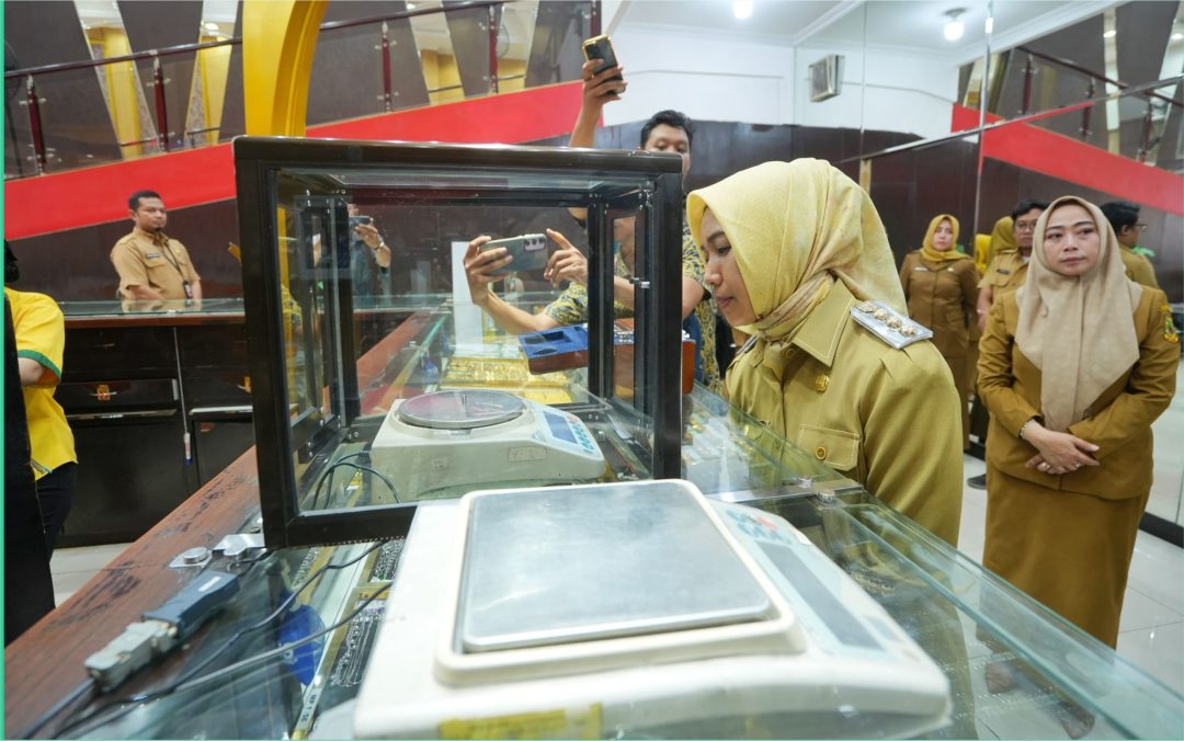 Lindungi Konsumen, Ning Ita Cek  Standart Timbangan di SPBU dan Toko Emas
