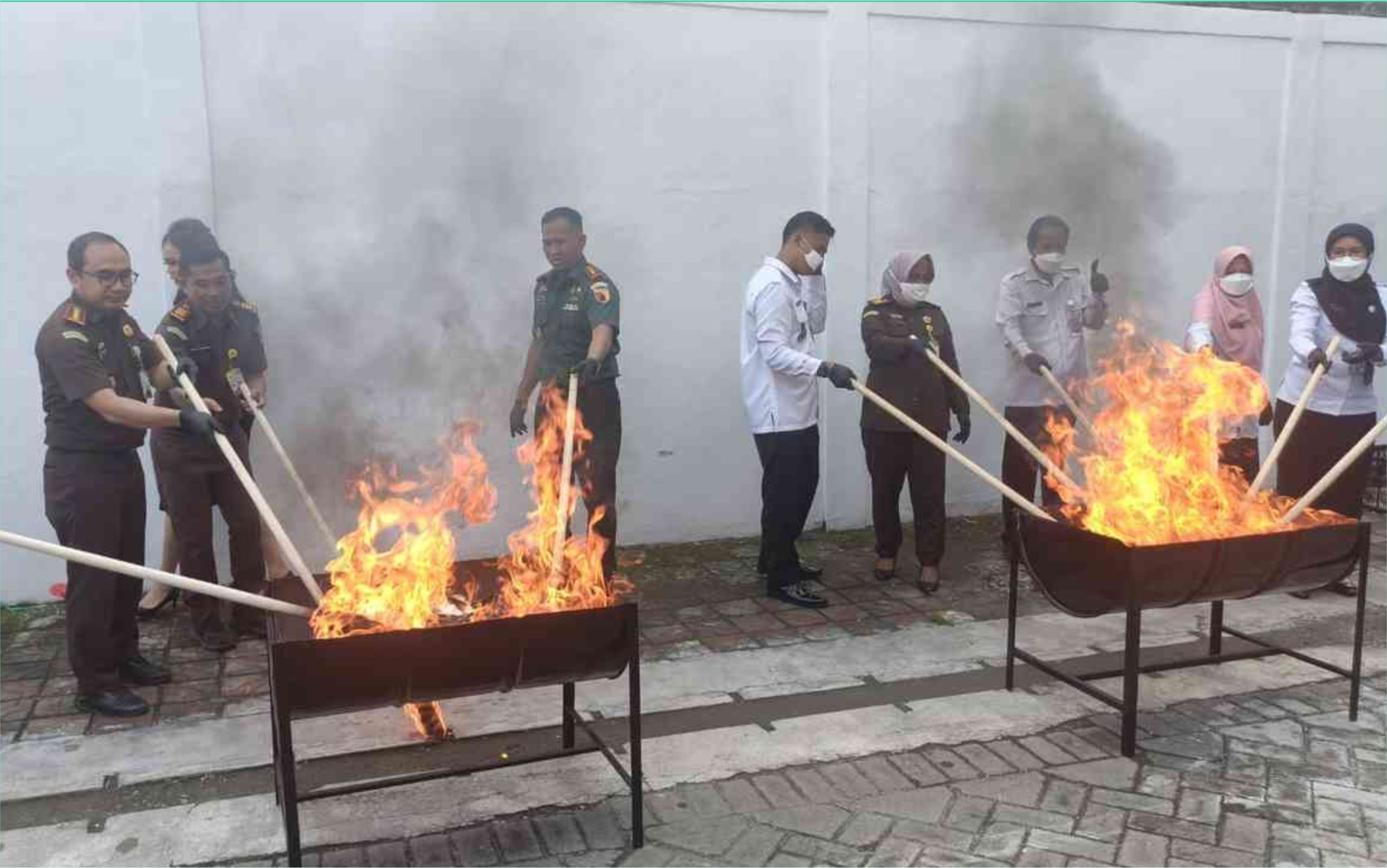 Kejari Kab. Mojokerto Musnahkan Barang Bukti 39 Kasus 