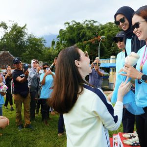 Ketua Perwosi Arumi Bachsin : Wanita Bisa Bangun Karakter Lewat Paralayang