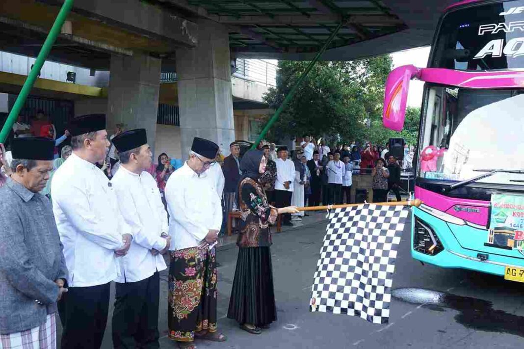 Langkah Suci dari Kota Kediri, Mbak Wali Antar Jemaah Haji Menuju Baitullah
