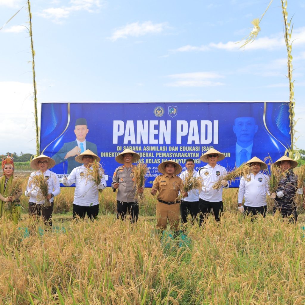 Kakanwil Ditjenpas Jatim Pimpin Panen Raya Padi di SAE Lapas Banyuwangi