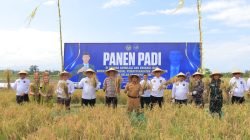 Kakanwil Ditjenpas Jatim Pimpin Panen Raya Padi di SAE Lapas Banyuwangi