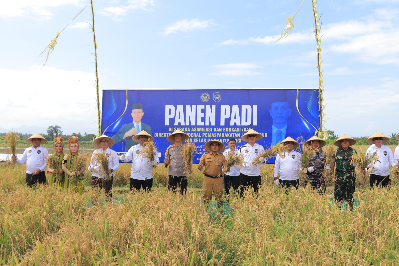 Kakanwil Ditjenpas Jatim Pimpin Panen Raya Padi di SAE Lapas Banyuwangi