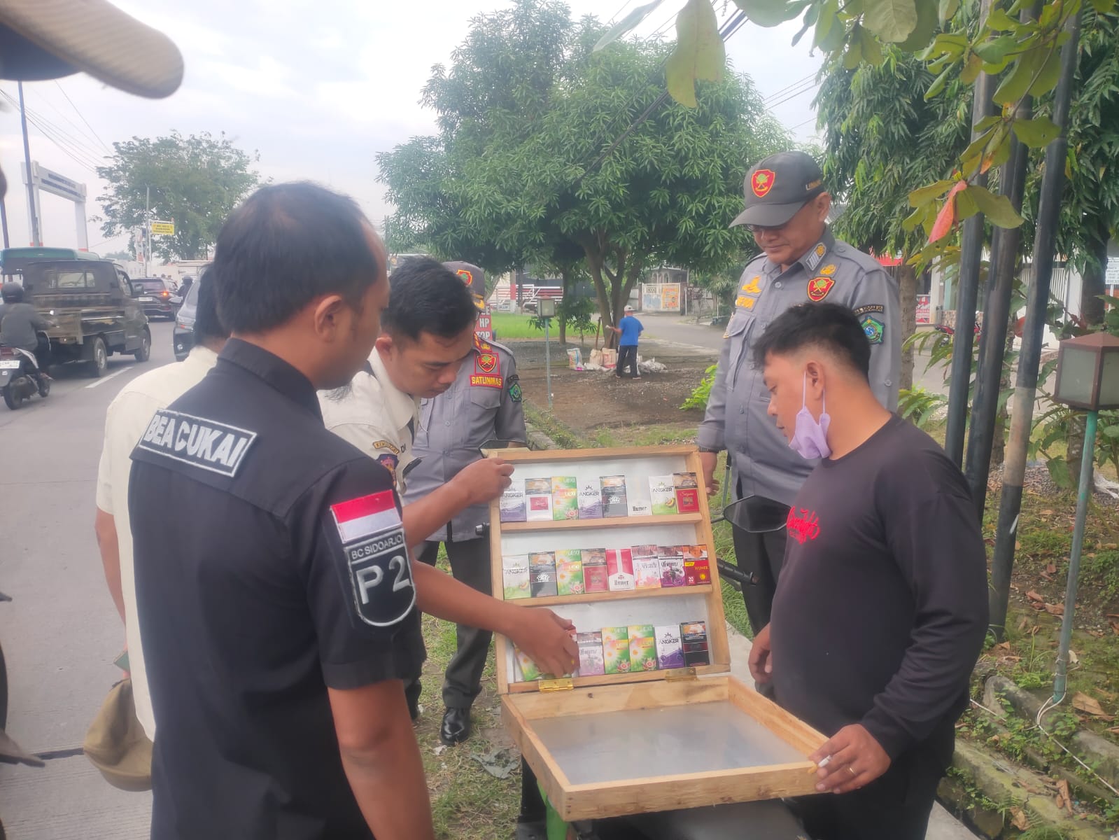 Operasi Bersama, Satpol PP dan Bea Cukai Sita 7.420 Batang Rokok Ilegal di Sidoarjo