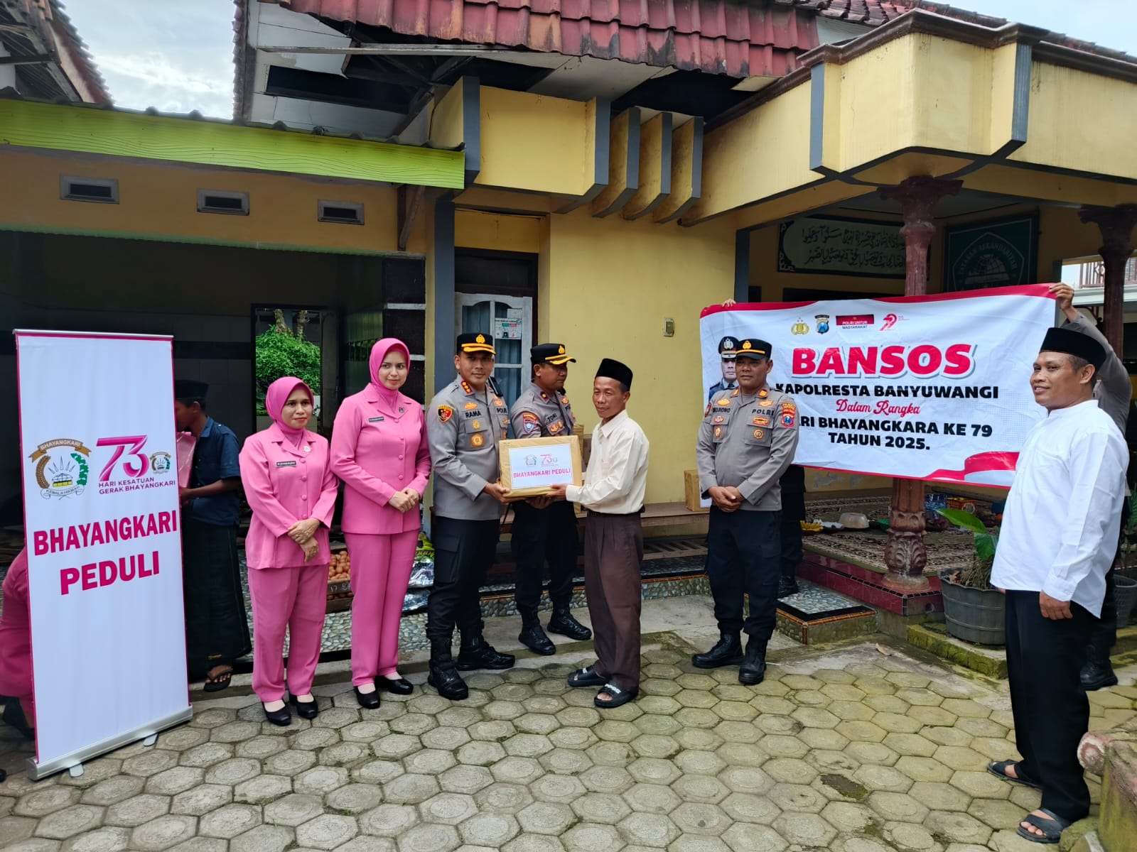 Hari Bhayangkara ke-79, Polresta Banyuwangi Gelar Baksos ke Panti Jompo dan Panti Asuhan