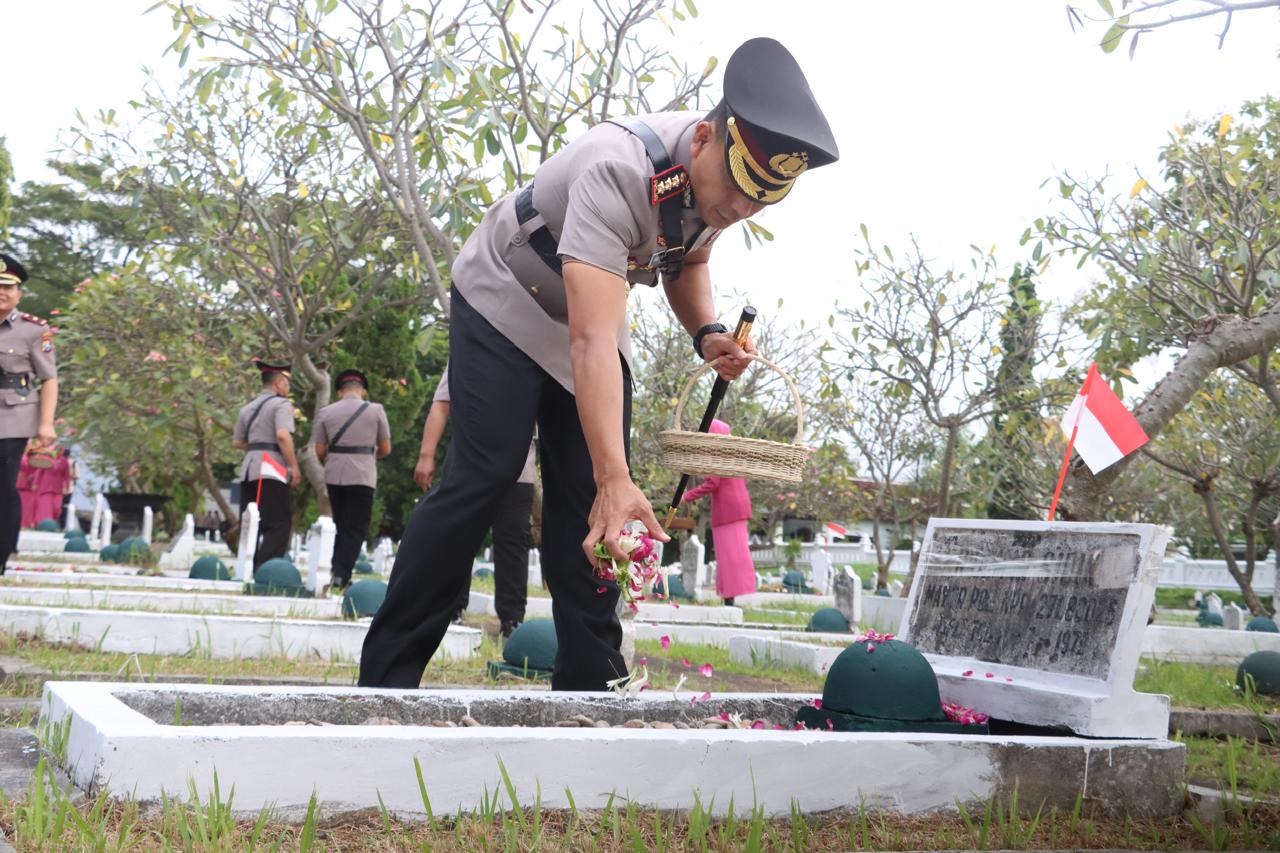Peringati Hari Bhayangkara ke-79 Kapolresta Banyuwangi Pimpin Ziarah Rombongan di TMP Wisma Raga Satria