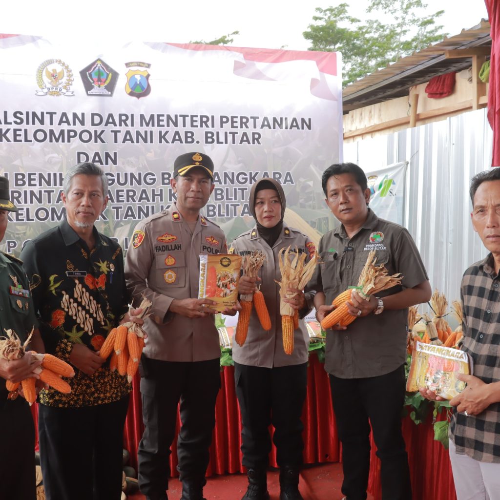 Polres Blitar Gandeng CV Lang Buana Bagikan Alsintan dan Benih Jagung Bhayangkara