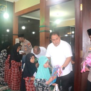 Anak Yatim Piatu Ponpes Mambau’ul Ihsan Dapat Santunan dari Polres Blitar Anak Yatim Piatu Ponpes Mambau’ul Ihsan Dapat Santunan dari Polres Blitar