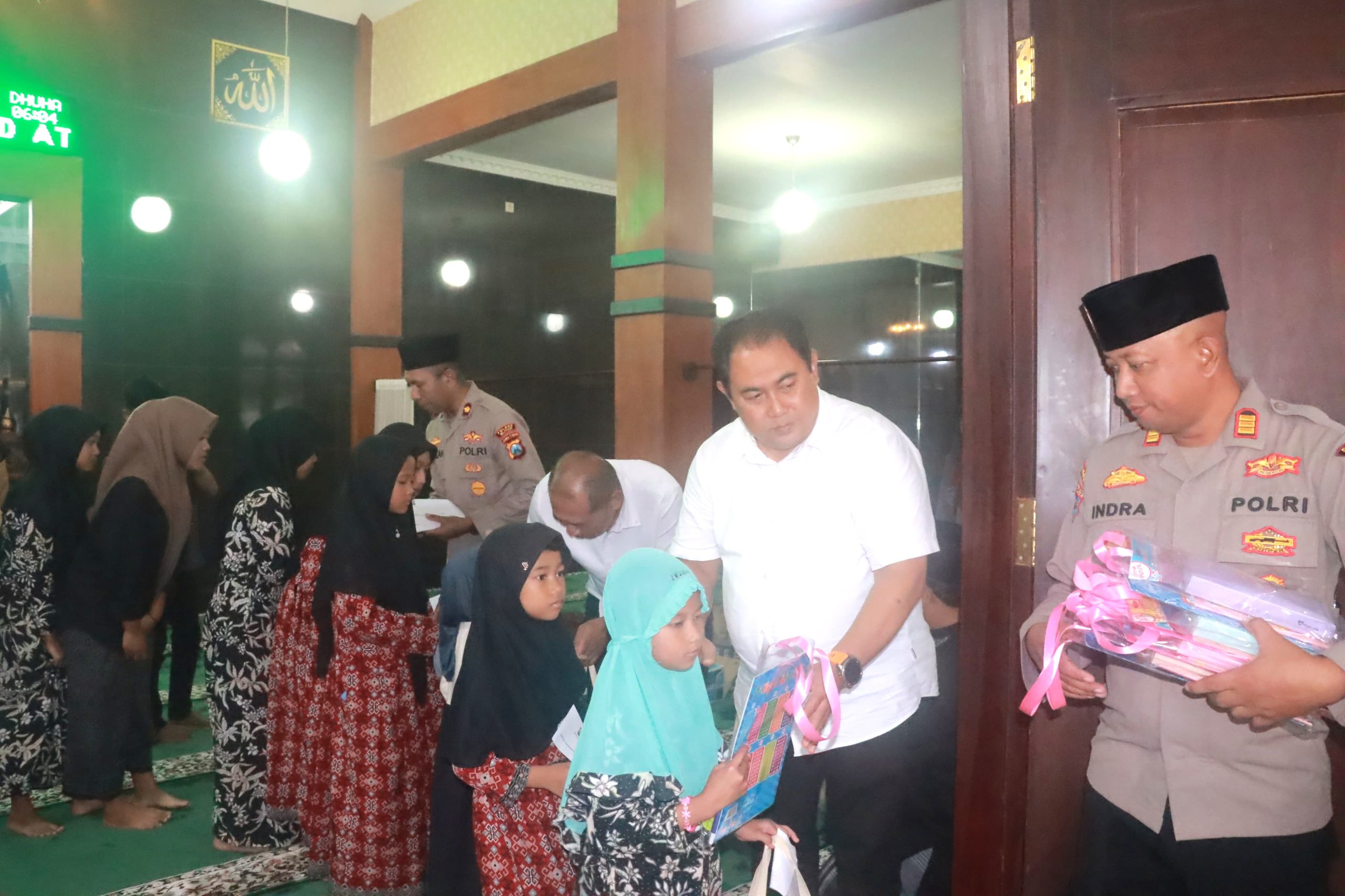 Anak Yatim Piatu Ponpes Mambau’ul Ihsan Dapat Santunan dari Polres Blitar