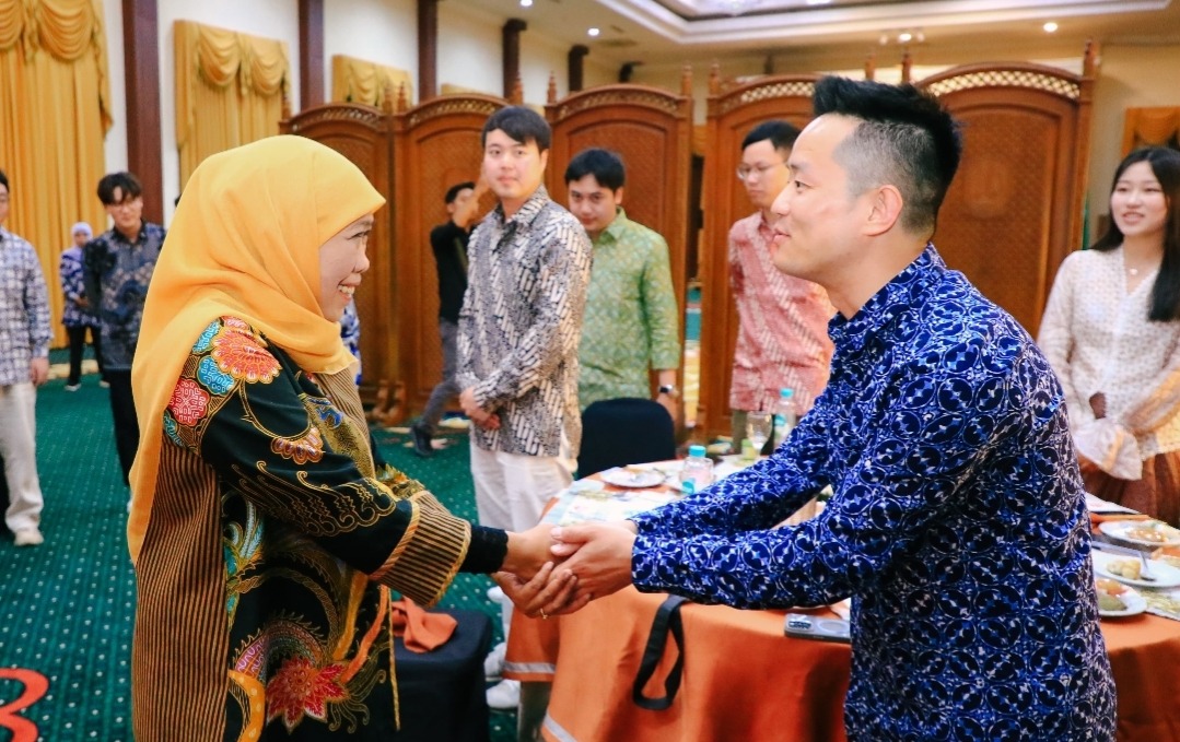 Gubernur Khofifah Promosi Wisata Unggulan Jatim Saat Terima Delegasi Mahasiswa Peking