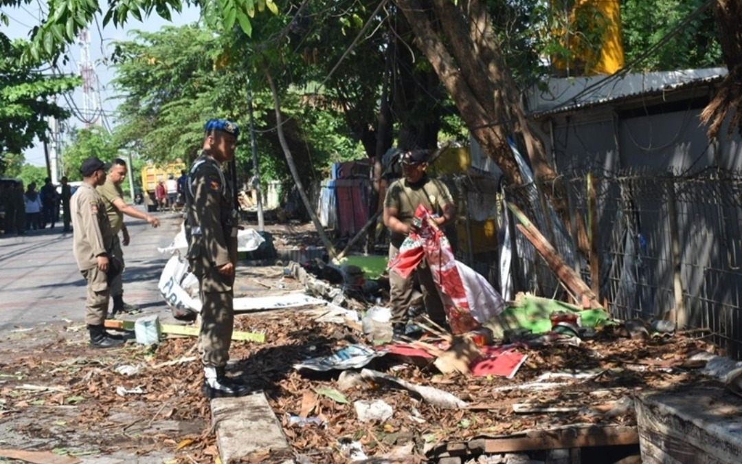 Satpol PP Surabaya Lakukan Normalisasi Saluran Air, 48 Bangunan Liar Dibongkar