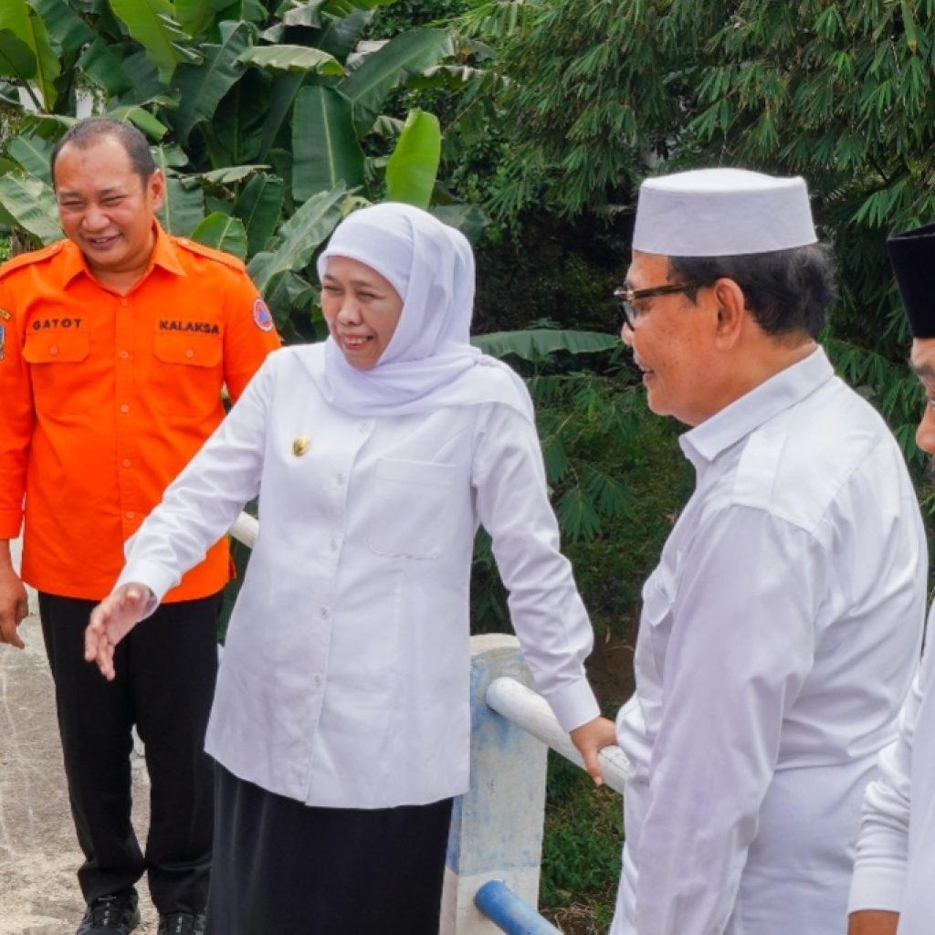 Gubernur Khofifah Targetkan Rekonstruksi Jembatan Penghubung di Pesantren Zainul Hasan Genggong Probolinggo Tuntas Agustus