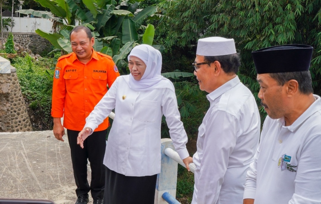 Gubernur Khofifah Targetkan Rekonstruksi Jembatan Penghubung di Pesantren Zainul Hasan Genggong Probolinggo Tuntas Agustus