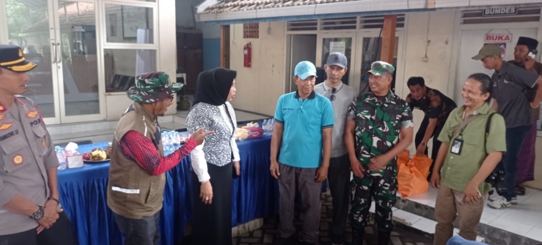 Wabub Sidoarjo Mimik Idayani Tinjau Banjir di Ngaban dan Salurkan Sembako Warga Terdampak