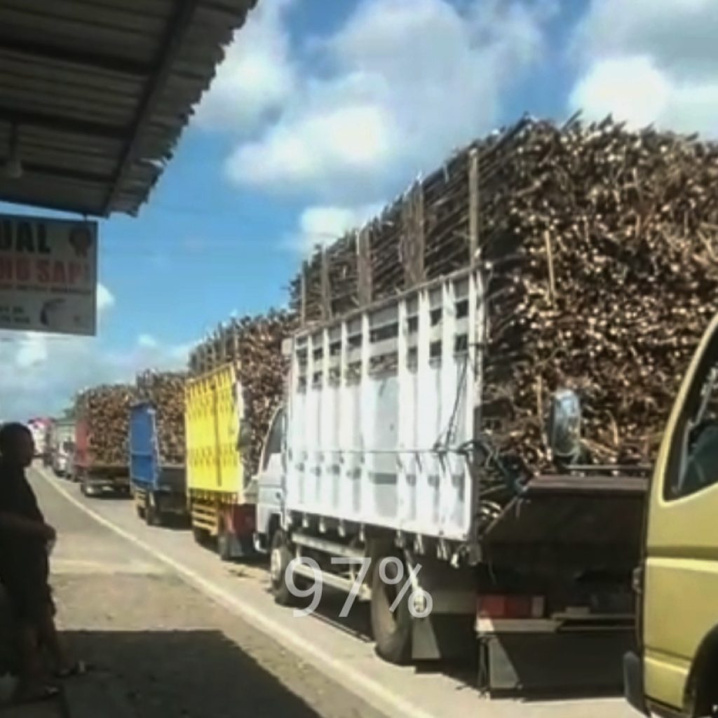 Warga Blitar Meradang, Antrian Truk Tebu Sebabkan Macet, Jalur Binangun Wates Lumpuh Total