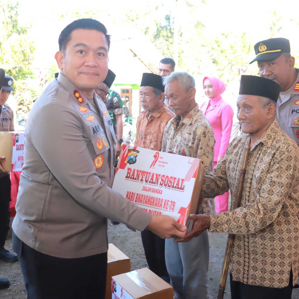 HUT Bhayangkara ke-79, Polres Blitar Salurkan Bantuan Sosial ke Warga Kampung Baru Garum