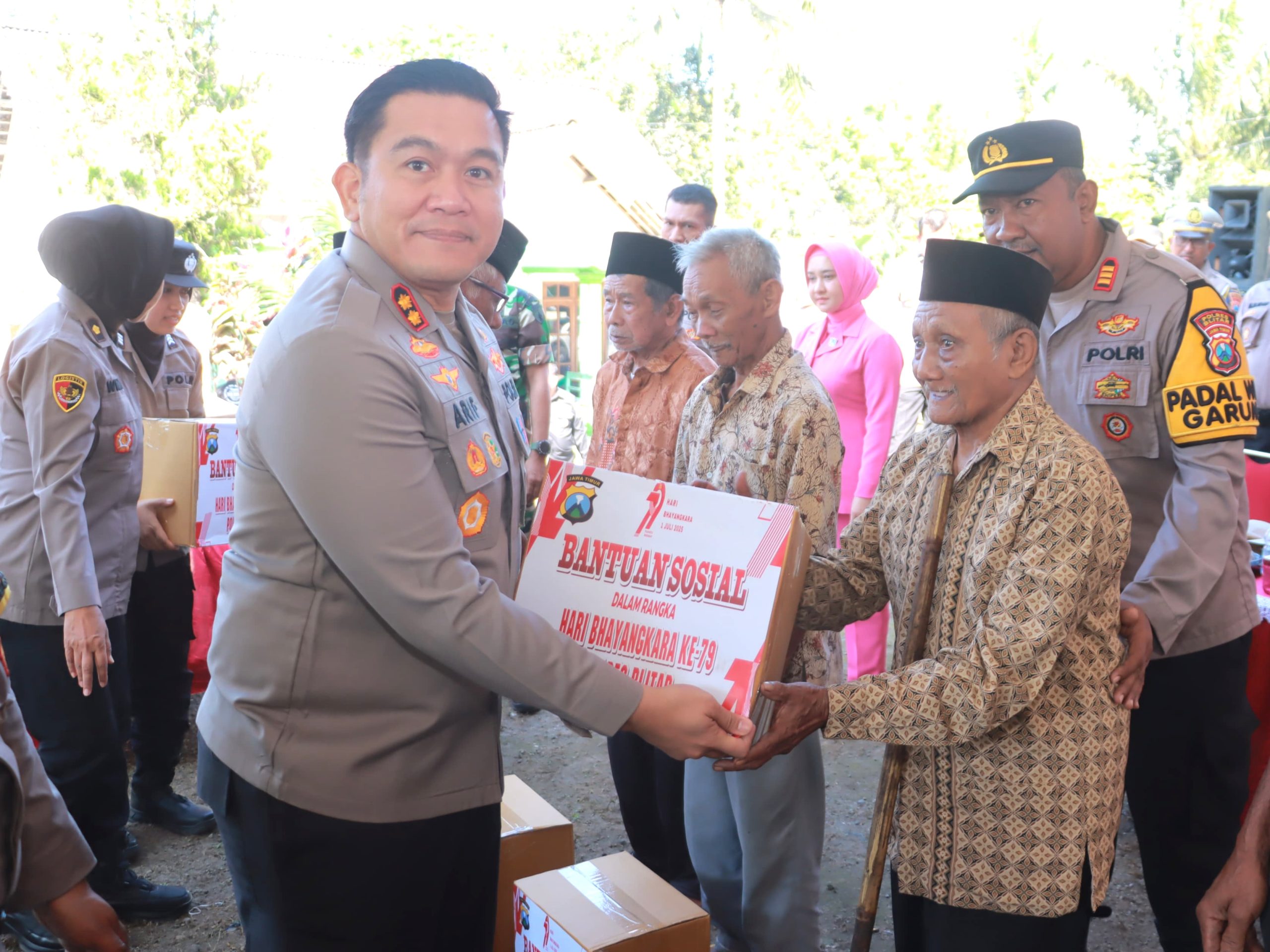 HUT Bhayangkara ke-79, Polres Blitar Salurkan Bantuan Sosial ke Warga Kampung Baru Garum