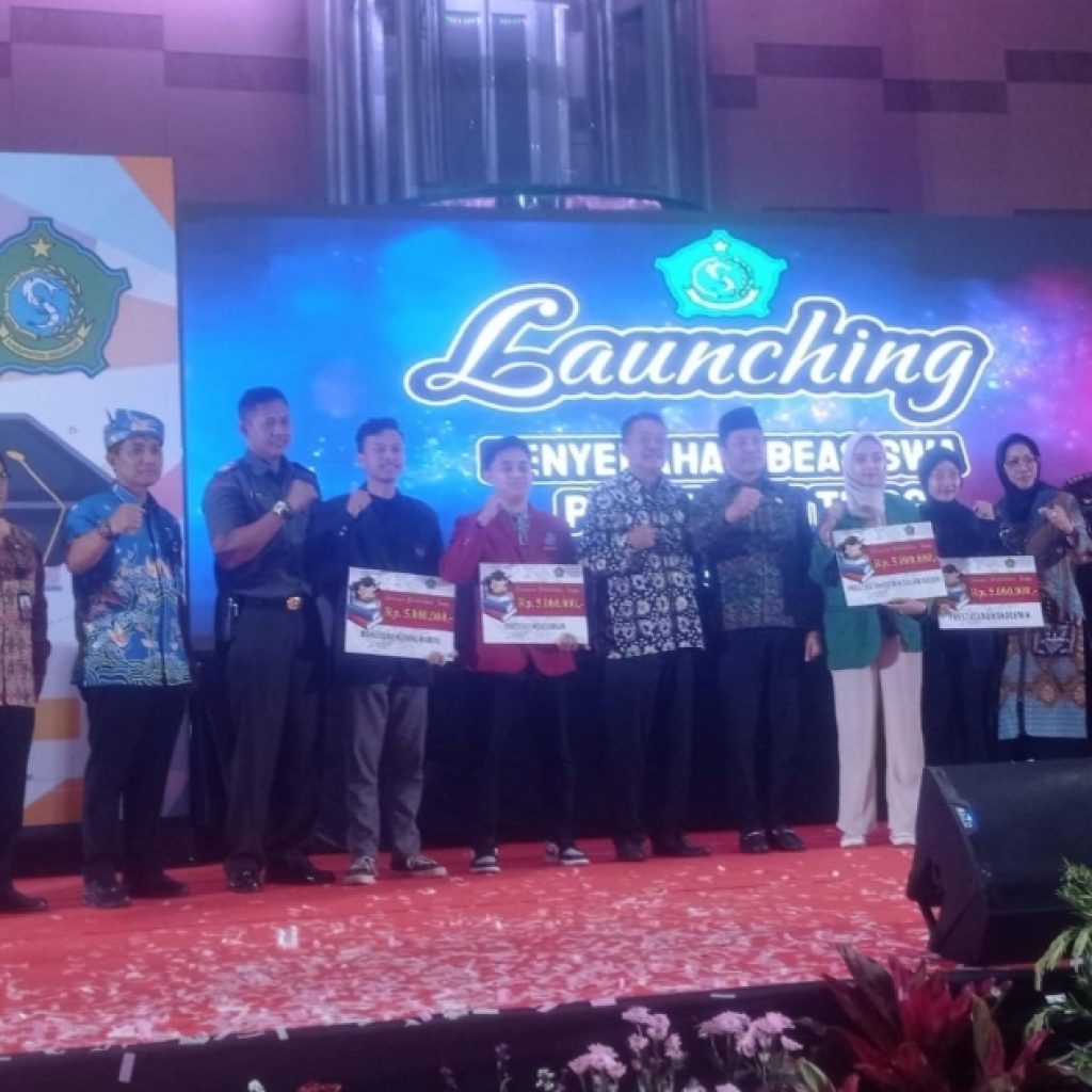 Bupati Subandi : Siapkan Generasi Mandiri dengan Kucurkan Beasiswa Milyaran