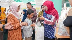 Gubernur Jatim Khofifah Ajak 100 Anak Yatim & Difabel Belanja Keperluan sekolah 