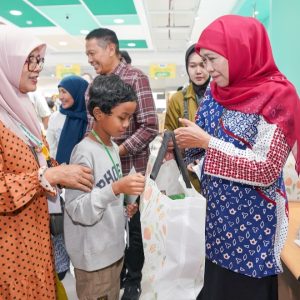 Gubernur Jatim Khofifah Ajak 100 Anak Yatim & Difabel Belanja Keperluan sekolah 