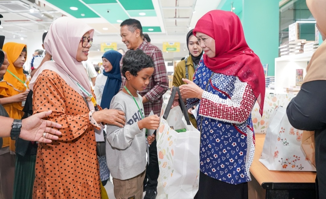 Gubernur Jatim Khofifah Ajak 100 Anak Yatim & Difabel Belanja Keperluan sekolah 