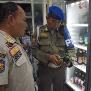 Mokong Jual Miras, Satpol PP Surabaya Segel 2 Toko Kelontong Mokong Jual Miras, Satpol PP Surabaya Segel 2 Toko Kelontong