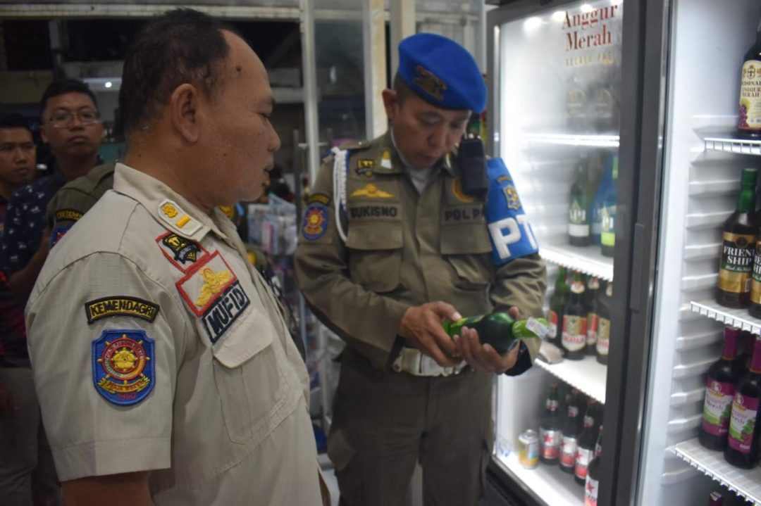 Mokong Jual Miras, Satpol PP Surabaya Segel 2 Toko Kelontong