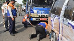 Satpol PP-Dishub Tertibkan PKL dan Derek Kendaraan Parkir Liar Kedungdoro