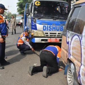 Satpol PP-Dishub Tertibkan PKL dan Derek Kendaraan Parkir Liar Kedungdoro Satpol PP-Dishub Tertibkan PKL dan Derek Kendaraan Parkir Liar Kedungdoro