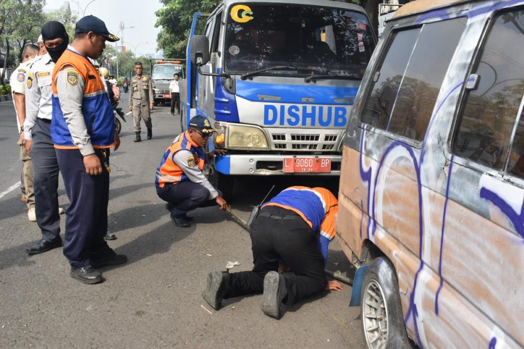 Satpol PP-Dishub Tertibkan PKL dan Derek Kendaraan Parkir Liar Kedungdoro