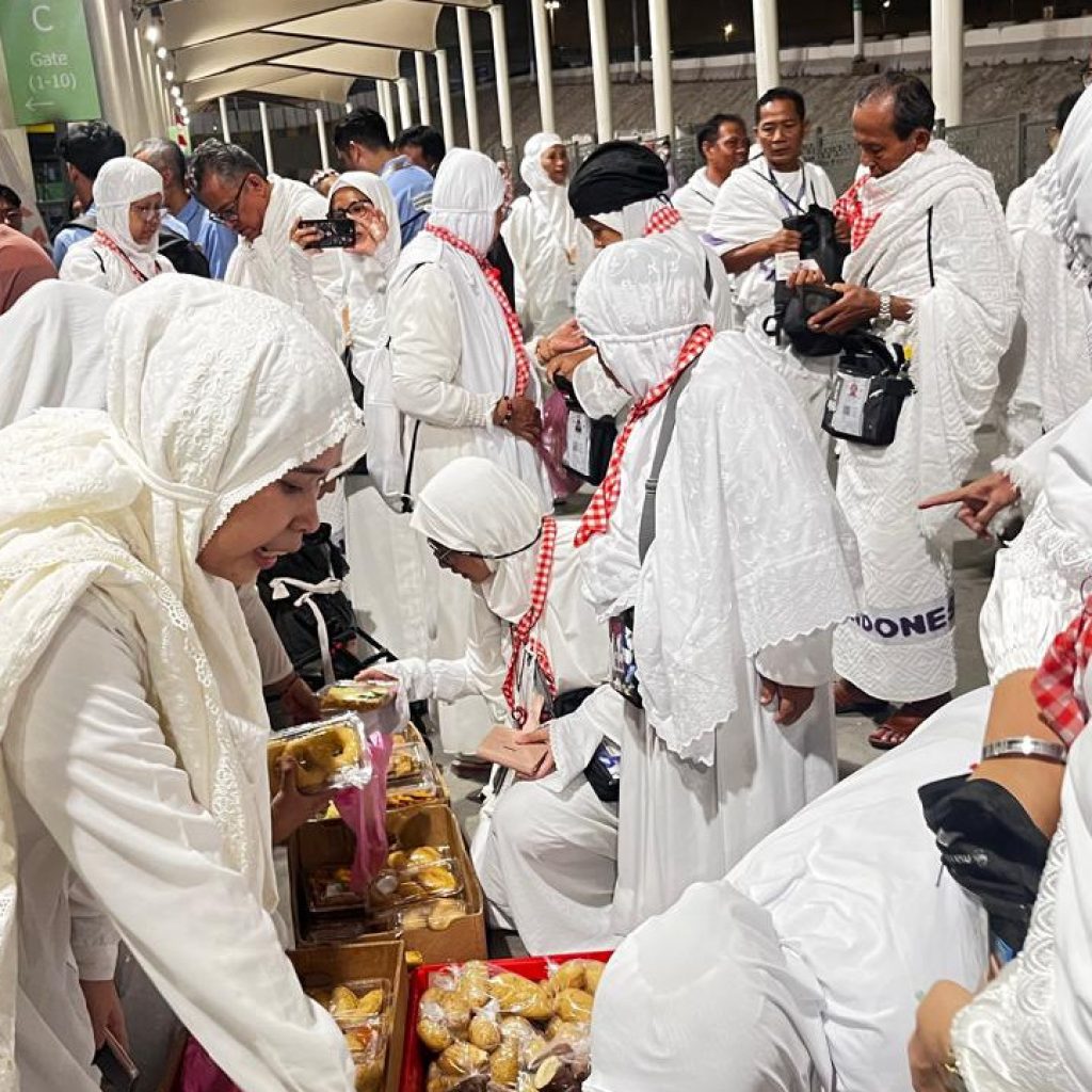 Rindu Jajan Tradisional, Jemaah Haji Indonesia Serbu Terminal Syib Amir