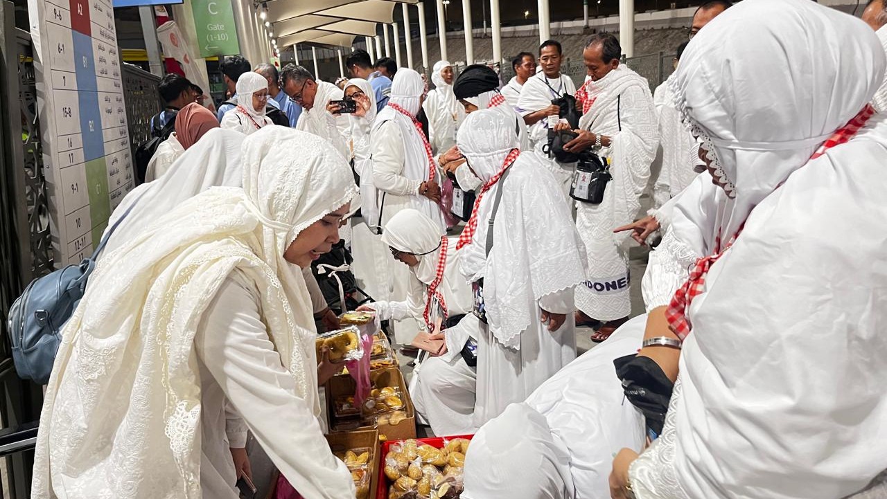 Rindu Jajan Tradisional, Jemaah Haji Indonesia Serbu Terminal Syib Amir