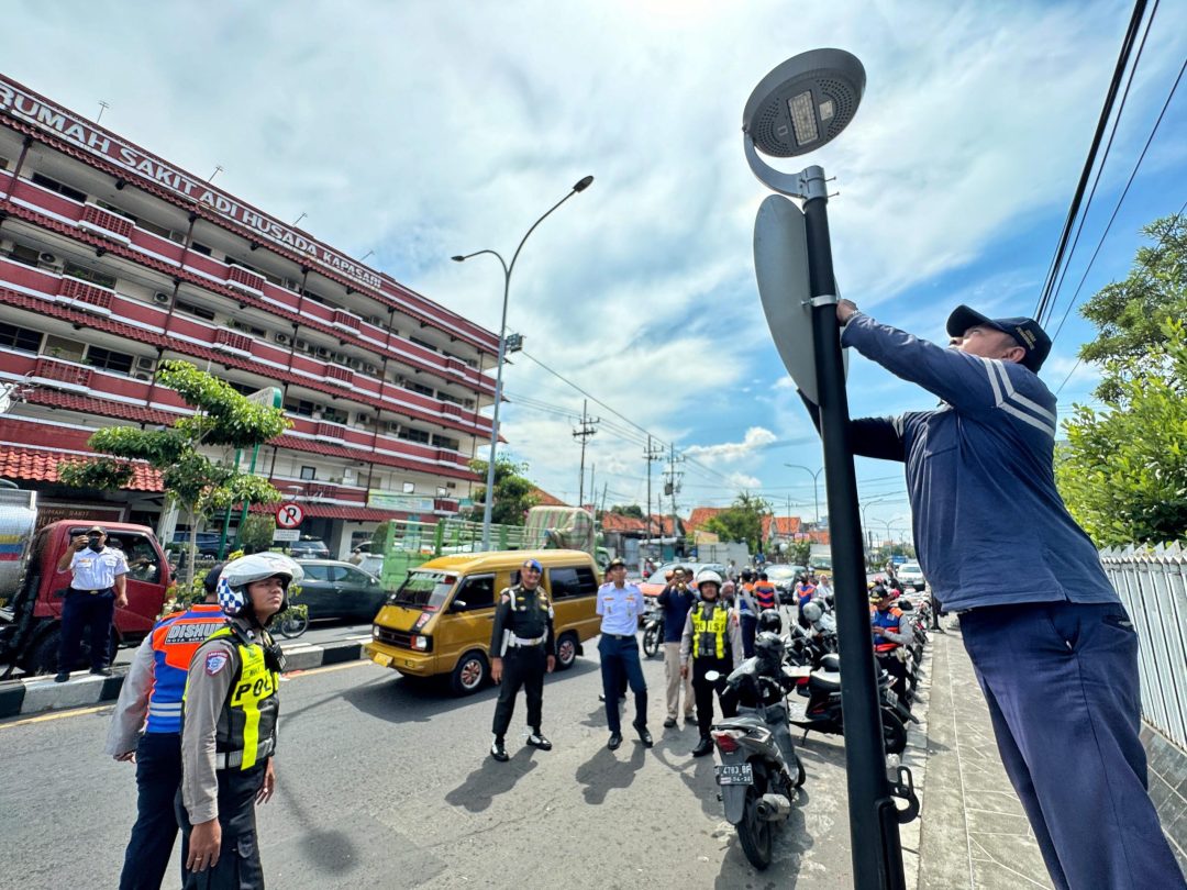 Tertibkan Parkir Kawasan RS Adi Husada, Dishub Pasang Rambu Larangan