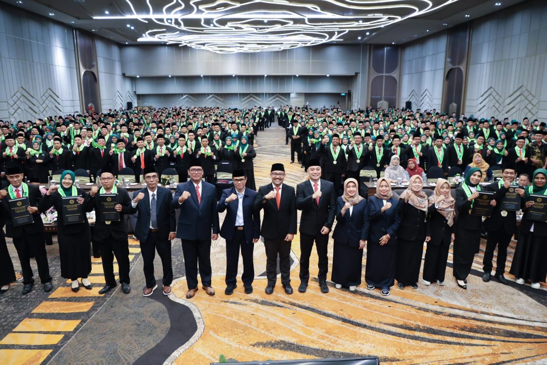 Hadiri Pengukuhan di UINSA, Wali Kota Eri Dorong Guru Melek Teknologi AI