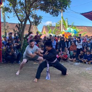 Pria Asal Chili Ramaikan Tradisi Mencak Sumping 2025 di Banyuwangi Pria Asal Chili Ramaikan Tradisi Mencak Sumping 2025 di Banyuwangi