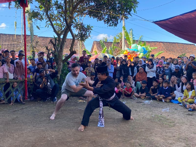 Pria Asal Chili Ramaikan Tradisi Mencak Sumping 2025 di Banyuwangi