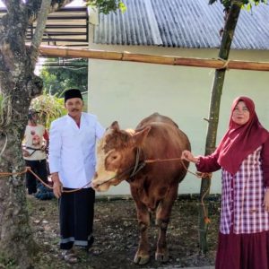 Wakil Ketua DPRD Magetan H.Suyatno Serahkan Hewan Kurban Di Masjid Baitutoyibin Wates