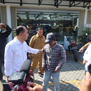 Pimpin Penertiban Jukir Liar, Eri Bilang Tak Segan Tutup Toko Modern Jika… Pimpin Penertiban Jukir Liar, Eri Bilang Tak Segan Tutup Toko Modern Jika…