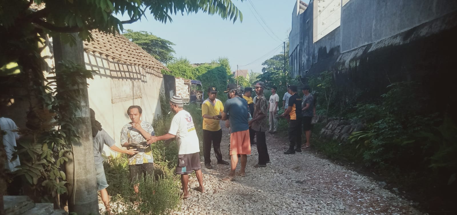 Pondasi Rumah Kholifah Amblas, Kades Kasian Timur dan Masyarakat, Muspika,PT Imasco dan Pengusaha Lokal Gotong Royong