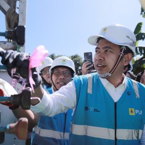 Bandealet Jember Teraliri Listrik, Fawait: Membangun Jember Tak Bisa Sendirian, Tetapi Harus Bersama-Sama. Bandealet Jember Teraliri Listrik, Fawait: Membangun Jember Tak Bisa Sendirian, Tetapi Harus Bersama-Sama.